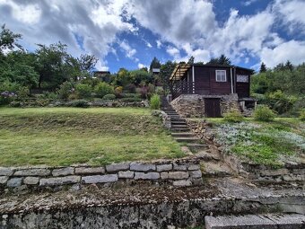 Prodej pozemků s dřevěnou chatkou na kamen betonovém základě - 3