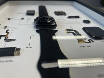 Zarámované Apple Watch Series 6 40mm - (A4)(Space Gray) - 3