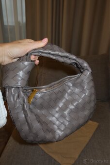 Dámská pletená kabelka hobo – šedá barva, nová - 3