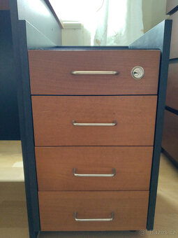 Pracovní stůl se zásuvkami - 3