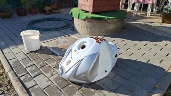 Nádrž suzuki k7??? - 3