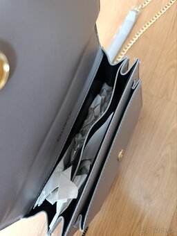 Crossbody Guess šedá - 3