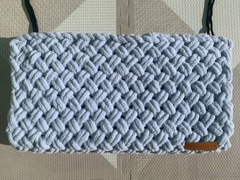 Dětská nepadací puffy deka na sportovní kočárek světle šedá - 3