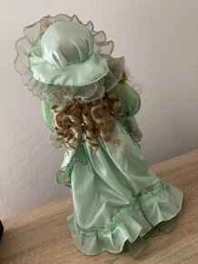 Panenka na podstavci - 3