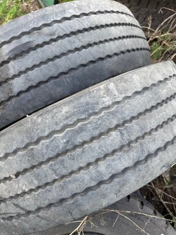 Pneu 215 / 75 R 17,5 - 3