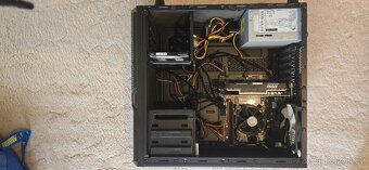 PC sestava s monitorem
 - 3