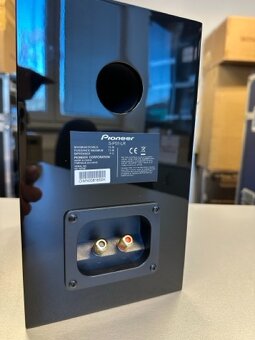 Regálové reproduktory ve vysokém klavírním lesku Pioneer - 3