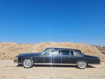 Cadillac Fleetwood Brougham 5.0 formal limousine - 3