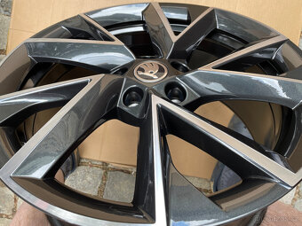 ALU R18 NOVÉ ŠKODA SUPERB III typ VELA Black 8x18 ET44 - 3