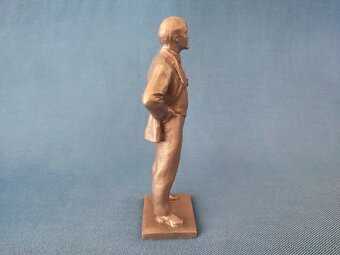 STAROŽITNÁ KOVOVÁ SOCHA V.I.LENINA. - 3