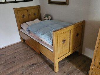 Starožitné skříně, postele, stůl a židle - 3