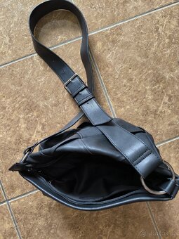 Černá crossbody kabelka Reserved - 3