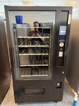 Prodám prodejní automat značky Vendo Sanden - 3