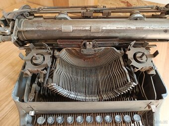 Starý psací stroj - 3