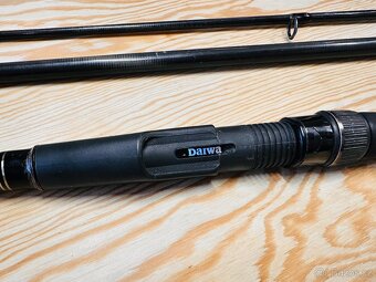 KAPROVÝ TŘÍDÍLNÝ PRUT DAIWA EMBLEM 3,6 m / 2,75 lb - 3