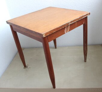 Malý dřevěný stoleček s lakovanou deskou - 3