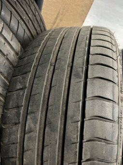 Pneu 225/35 R20 - 3