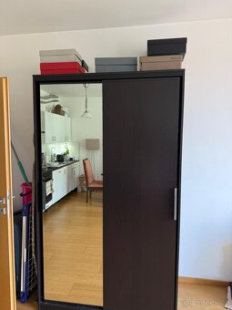 Skříň IKEA 120cm – tmavé dřevo, zrcadlo, posuvné dveře - 3
