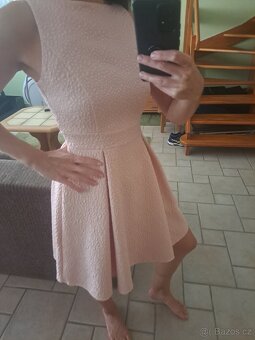 Světle růžové společenské šaty - 3