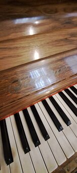 Pianino jako hrající dekorace. - 3