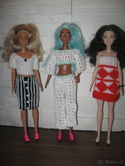 J sada 3 módních pletených šatů na barbie - 3