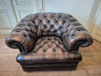 HNĚDÉ KOŽENÉ KŘESLO - CHESTERFIELD - 3