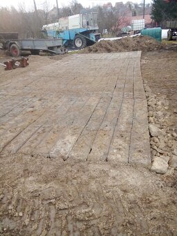Pražce betonové peníze šetří na zpevnění plochy - 3