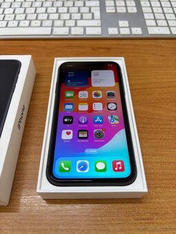 Apple iPhone 11 - 64GB Černý - baterie 98% - 3
