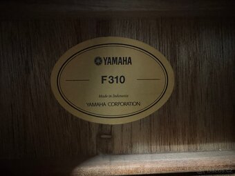 Kytara Yamaha F310 včetně obalu a stojanu - 3