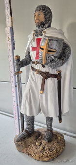 TEMPLÁŘ - figurka vysoká 25 cm ručně malovaná - 3