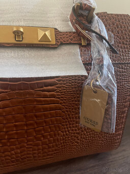 Nová kabelka Guess Raffie Carryall - 3