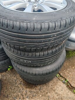 Kola Toyota se zánovním pneu - 3