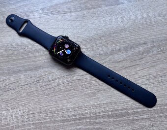 Apple Watch SE 44mm GPS Temně inkoustová- pěkný stav. - 3