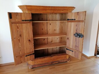 Krásná starožitná skříň po renovaci top stav - 3