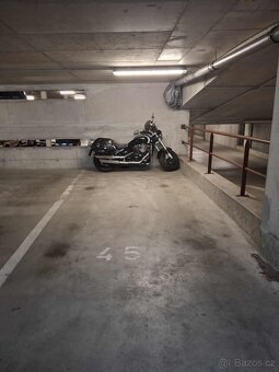 Prodám  garážové stáni v samostatném garážovém domě - 3