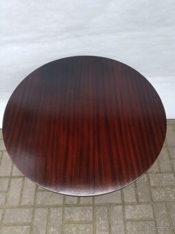 Konferenční stolek po renovaci. - 3