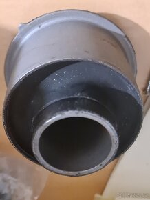 Pouzdro týče zavěšení motoru - 3