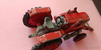Starý model traktoru - 3