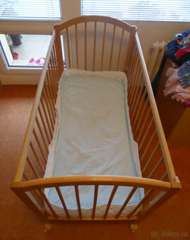 Dřevěná dětská postýlka na kolečkách - 3
