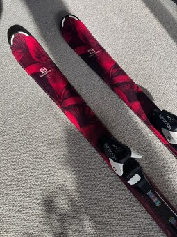 Prodám dívčí lyže Salomon E QST Lux S Jr + L7 B80 vel.130 cm - 3