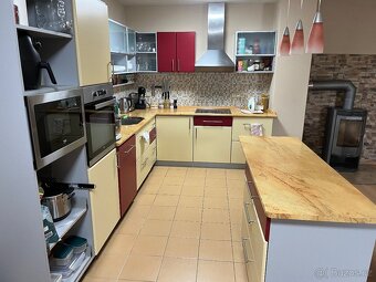 Prodej velké rohové kuchyně s ostrůvkem - 3