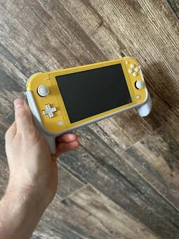 Nintendo Switch Light + FC 25 + microSD + Grip - 3