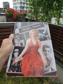 Plechová cedule Marilyn Monroe – retro dekorace 20×30 cm - 3