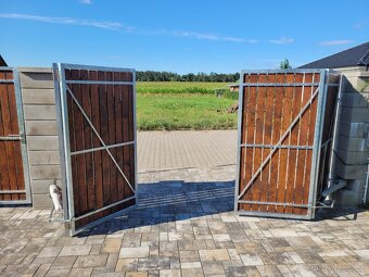 Skládací brána s pohonem - výroba a montáž na míru - 3