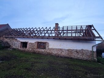 Staré trámy a rozebrání starých střech stodol statků špýchar - 3