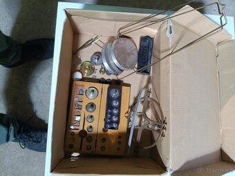 Starožitné laboratorní / lékárnické váhy v prosklené vitríně - 3