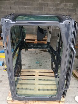 Lehce poškozená kabina bagru Kubota KX060-5 - 3