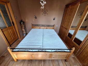 Prodám dřevěnou postel z masívu v kombinaci s černým kovem - 3