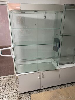 prosklené vitríny se zámkem a světlem - 3