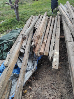 ručně tesané trámy ze střechy - 3